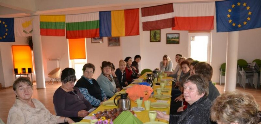 grupa kobiet siedząca przy stole