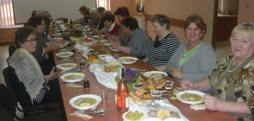 Zdjęcie przedstawia kobiety podczas uroczystego jedzienia posiłku