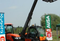 Zdjęcie przedstawia traktor Kubota oraz wysięgnik Ausa