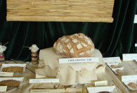 Zdjęcie przedstawia chleb orkiszowo-zytni oraz zboża na tackach