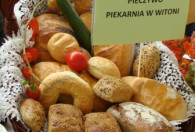 Zdjęcie przedstawia pieczywo w koszyczku z piekarni w Witoni