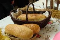 Zdjęcie przedstawia chleby w koszyczkach