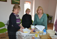 trzy kobiety stojące przy stole podczas gotowania 