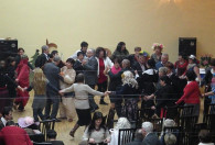 ludzie tańczący podczas obchodów dnia kobiet