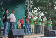 Zdjęcie przedstawia organizatorów imprezy z nagrodzonymi na scenie