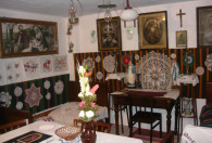 Zdjęcie przedstawia Izbę wiejską w Muzeum wsi opoczyńsko-rawsko-mazowieckiej w Sierzchowach