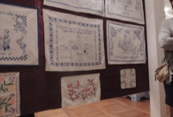 Zdjęcie przedstawia makatki, przymocowane do tablicy