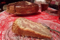 Zdjęcie przedstawia kawałek ciasta Zebra Kasi na talerzyku