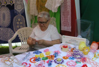 Zdjęcie przedstawia Panią Irenę Sapiejkie z koronkami zrobionymi na szydełku