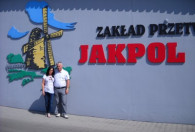 Zdjęcie przedstawia Agnieszkę i Jakuba Woźny przed siedzibą firmy Jakpol 