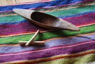Zdjęcie przedstawia jedno z narzędzi, potrzebnych do tkania